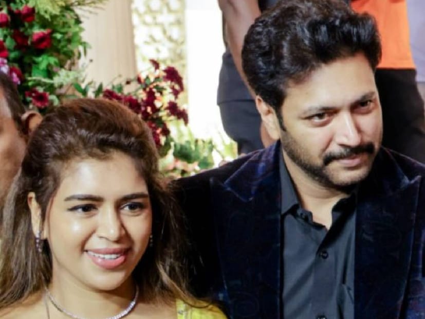 ഇപ്പോഴിതാ, സിനിമയുടെ പ്രീ-റിലീസ് ചടങ്ങിലെത്തിയ രവി മോഹൻ താൻ ജീവിതത്തിലാദ്യമായി വാടകവീട്ടിൽ താമസിക്കേണ്ടി വന്നതിനെക്കുറിച്ച് പറയുന്നു. ഭാര്യ ആരതിയിൽ നിന്നും വിവാഹമോചനം നേടുന്നതിന്റെ പ്രക്രിയ നടന്നു വരികെയാണ് വാടകവീട്ടിൽ താമസം എന്ന് രവി മോഹൻ. 'ഞാൻ ഒരിക്കലും ഒരു വാടകവീട്ടിൽ താമസിച്ചിട്ടില്ല. പിറന്ന കാലം മുതൽ ഞാൻ ജീവിച്ച വീടുകൾ എല്ലാം എന്റേതായിരുന്നു. ഇന്ന് ഞാൻ ഒരു വാടകവീട്ടിൽ താമസിക്കുന്നു. അതിനാൽ തന്നെ ഈ സിനിമയിലെ പല കാര്യങ്ങളുമായി ബന്ധം തോന്നി,' എന്ന് രവി മോഹൻ. ഈ സിനിമ എനിക്ക് ഒരു പ്രചോദനമായി. ജീവിതം ജീവിച്ചു തീർക്കാൻ അതെന്നെ സഹായിച്ചു,' രവി പറഞ്ഞു