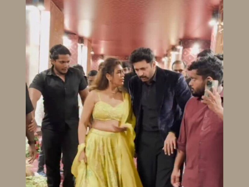 സ്വന്തം സമ്പാദ്യം ആരതി കൈകാര്യം ചെയ്തു എന്ന് പറയപ്പെടുന്നുവെങ്കിൽ, ഇത്രയും കാലം എന്തിനു നിശബ്ദത പാലിച്ചു എന്ന് ആരതി രവിയോട് തന്റെ പ്രസ്താവനയിൽ ചോദ്യമുയർത്തി. ബംഗളുരുവിൽ നിന്നുള്ള ഗായികയും സ്പിരിച്വൽ ഹീലറുമാണ് കെനിഷാ ഫ്രാൻസിസ്. ഒരിക്കൽ രവി തന്റെ സുഹൃത്ത് മാത്രമാണ് എന്ന് കെനിഷാ ഫ്രാൻസിസ് പ്രതികരിച്ചിരുന്നു. രവി മോഹന്റെ വിവാഹമോചന വാർത്ത വന്നതും കെനിഷയുമായി പ്രണയമെന്ന തരത്തിൽ റിപോർട്ടുകൾ പ്രചരിച്ചിരുന്നു. തമിഴ് ചലച്ചിത്ര നിർമാതാവിന്റെ മകളുടെ വിവാഹത്തിന് കെനിഷയുടെ കൈപിടിച്ച് വന്ന രവി മോഹന്റെ ദൃശ്യങ്ങൾ സോഷ്യൽ മീഡിയയിൽ തരംഗം തീർത്തിരുന്നു 