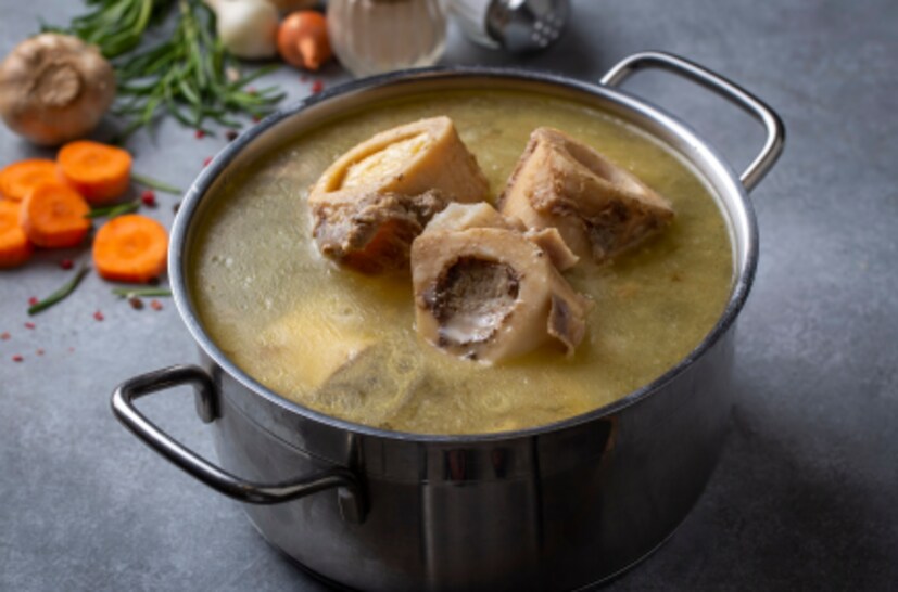  എല്ല് സൂപ്പ് (Bone broth) : ബോൺ ബ്രൂത്ത് ഒരു പോഷക സാന്ദ്രമായ മിശ്രിതമാണ്. ഇത് വീഗൻ അല്ലെങ്കിലും മുടിയുടെ വളർച്ചയ്ക്ക് നല്ലതാണ്. കൊളാജൻ, ജെലാറ്റിൻ, മഗ്നീഷ്യം, ഫോസ്ഫറസ് പോലുള്ള ധാതുക്കൾ. പ്രോലിൻ, ഗ്ലൈസിൻ പോലുള്ള അമിനോ ആസിഡുകൾ എന്നിവയെല്ലാം ഇതിൽ ധാരാളമായി അടങ്ങിയിട്ടുണ്ട്. ചർമ്മത്തിന്റെയും മുടിയുടെയും നഖങ്ങളുടെയും പ്രധാന ഘടകങ്ങളിലൊന്ന് കൊളാജൻ ആണ്. ഇത് നിങ്ങളുടെ ശരീരം സ്വാഭാവികമായി ഉത്പാദിപ്പിക്കുന്നുണ്ടെങ്കിലും, പ്രായത്തിനനുസരിച്ച് കുറയുന്നു.  എല്ല് സൂപ്പ് പതിവായി കഴിക്കുന്നത് തലയോട്ടിയിലെ ചർമ്മത്തിന്റെ ദൃഢതയും പോഷണവും നിലനിർത്താൻ സഹായിച്ചേക്കാം.