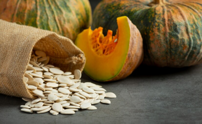 മത്തങ്ങ വിത്തുകൾ (pumpkin seeds) ;  മത്തങ്ങ വിത്തുകൾ സിങ്ക്, ഒമേഗ-3 ഫാറ്റി ആസിഡുകൾ, മഗ്നീഷ്യം, ആന്റിഓക്‌സിഡന്റുകൾ എന്നിവയാൽ സമ്പന്നമാണ്. ഇത് ആരോഗ്യമുള്ള തലമുടി ഉണ്ടാകാൻ സഹായിക്കും.  പ്രത്യേകിച്ച് സിങ്ക്, നിങ്ങളുടെ തലയോട്ടിയിൽ നിന്ന് ഉത്പാദിപ്പിക്കുന്ന പ്രകൃതിദത്ത എണ്ണയായ സെബത്തിന്റെ ഉത്പാദനം സന്തുലിതമാക്കുന്നതിലൂടെ നിങ്ങളുടെ മുടിയിൽ ജലാംശം നിലനിർത്തുകയും പൊട്ടിപ്പോകാനുള്ള സാധ്യത കുറയ്ക്കുകയും ചെയ്യുന്നു. മുടിയുടെെ ഫോളിക്കിൾ സെല്ലിന് ആവശ്യമായ ഡിഎൻഎ, ആർഎൻഎ എന്നിവയുടെ സമന്വയത്തിന് ഇത് നല്ലതാണ്. ദിവസവും ഒരു പിടി വറുത്ത മത്തങ്ങ വിത്തുകൾ കഴിക്കുന്നതിലൂടെ നിങ്ങളുടെ മുടിയിലെ പോഷകങ്ങൾ വർദ്ധിപ്പിക്കാം. ഉച്ചഭക്ഷണമായി ഇവ കഴിക്കാം.