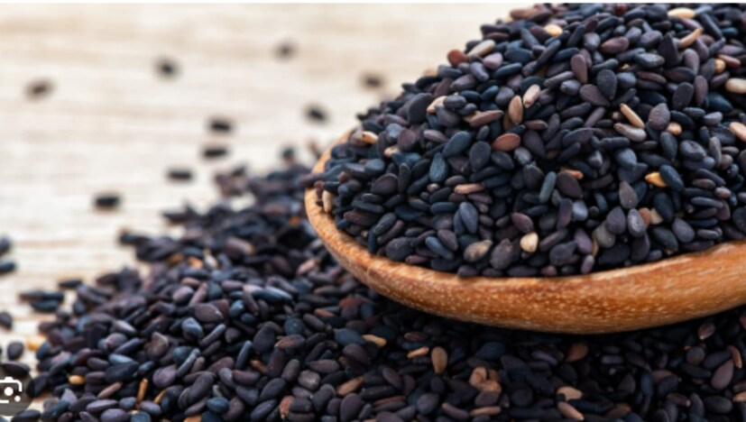  കറുത്ത എള്ള് (Black Sesame seeds):  ആയുർവേദത്തിൽ മുടി കൊഴിച്ചിലിനും അകാല നരയ്ക്കും ചികിത്സയായി കറുത്ത എള്ള് ഉപയോഗിക്കുന്നു. ഇരുമ്പ്, കാൽസ്യം, മഗ്നീഷ്യം, വിറ്റാമിൻ ബി 1, ശക്തമായ ആന്റിഓക്‌സിഡന്റുകൾ എന്നിവയെല്ലാം അവയിൽ ധാരാളമായി അടങ്ങിയിട്ടുണ്ട്. ശക്തമായ മുടി വളർച്ചയ്ക്ക് അത്യാവശ്യമാണെന്ന് കരുതപ്പെടുന്ന കരളിനെയും വൃക്കകളെയും അവ പിന്തുണയ്ക്കുന്നു. കൂടാതെ, എള്ളിലെ എണ്ണകൾ നിങ്ങളുടെ തലയോട്ടിയെ ഉള്ളിൽ നിന്ന് പോഷിപ്പിക്കുകയും മുടിയുടെ വളർച്ചയ്ക്കും സഹായിക്കും.