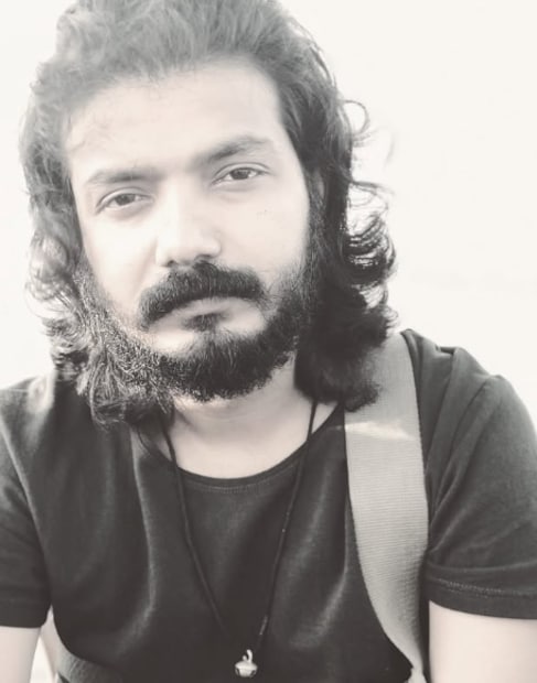  ലഹരി ഉപയോ​ഗവുമായി ബന്ധപ്പെട്ട കേസുകളിൽ തന്റെ പേര് ഉയർന്നതിനെ കുറിച്ച് സംസാരിക്കുകയാണ് ശ്രീനാഥ് ഭാസി. വേറെ ജോലിയൊന്നും ഇല്ലാതെ ഇരിക്കുന്നവരാണ് തന്നെ കുറിച്ചുള്ള ഈ കഥകളൊക്കെ ഇറക്കി വിടുന്നതെന്നാണ് ശ്രീനാഥ് ഭാസി പറയുന്നത്. എല്ലാ ആരോപണങ്ങളും തന്റെ തലയിൽ വയ്ക്കാൻ എളുപ്പമാണെന്നുമാണ് ഭാസിയുടെ വാക്കുകൾ. ഒരു യൂട്യൂബ് ചാനലിന് നൽകിയ അഭിമുഖത്തിലാണ് ഈ ഒരു തുറന്നു പറച്ചിൽ.