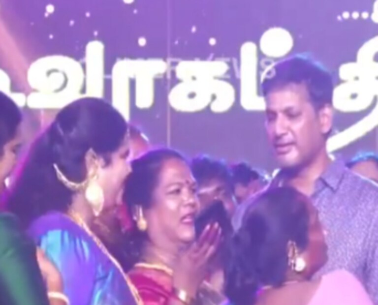  കഴിഞ്ഞ ദിവസം വില്ലുപുരത്ത് സംഘടിപ്പിച്ച പൊതുപരിപാടിയ്ക്ക് എത്തിയപ്പോൾ വേദിയിൽ കുഴഞ്ഞു വീഴുകയായിരുന്നു വിശാൽ. ഉടൻ തന്നെ നടനെ ആശുപത്രിയിൽ എത്തിക്കുകയും ചെയ്തു.