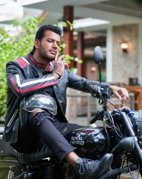  തെന്നിന്ത്യൻ സിനിമാ മേഖലയിൽ ഒരിടയ്ക്ക് തിളങ്ങി നിന്ന നടനാണ് വിശാൽ. എന്നാൽ, കഴിഞ്ഞ കുറച്ചു നാളുകളായി താരത്തിന്റെ ഹിറ്റ് സിനിമകളൊന്നും ഇറങ്ങിയിട്ടില്ല. ഒരു കാലത്ത് ഫിറ്റ്നസുകൊണ്ട് ആരാധകരെ ഞെട്ടിപ്പിച്ച നടനായിരുന്നു വിശാൽ. മാസങ്ങൾക്ക് മുമ്പ് ഒരു പരിപാടിയിൽ പങ്കെടുത്തപ്പോഴാണ് വിശാലിന്റെ ആരോ​ഗ്യത്തെ സംബന്ധിച്ചുള്ള സംശയങ്ങൾ ഉയർന്നത്.