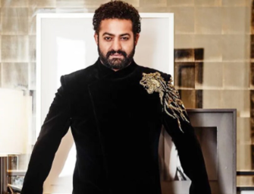  സാധാരണ പൊതുവേദികളിൽ ശാന്തനും സ്നേഹസമ്പന്നുമായി പെരുമാറുന്ന് ആളാണ് ജൂനിയർ എൻടിആർ. എന്നാൽ, ആരാധകരുടെ അമിത സ്നേഹം കാരണം പൊട്ടിത്തെറിക്കുന്ന ജൂനിയർ എൻടിആറിന്റെ ഒരു വീഡിയോയാണ് ഇപ്പോൾ വൈറലാകുന്നത്.