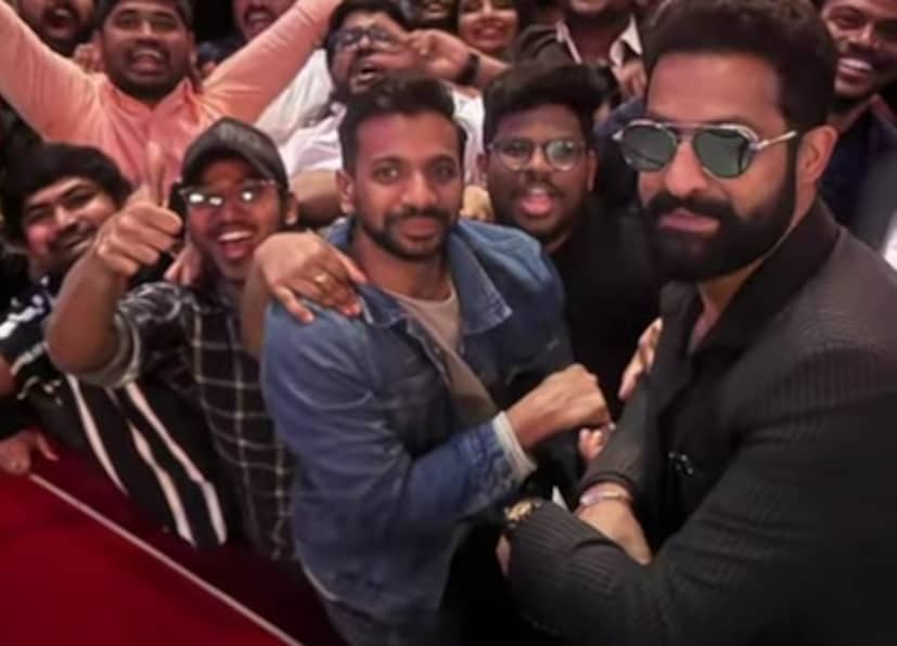  വൈറലാകുന്ന വീഡിയോയിൽ താരത്തിനൊപ്പം സെല്‍ഫിക്കായി ശ്രമിക്കുന്ന ഒരു കൂട്ടം ആരാധകര്‍ക്കിടയില്‍ ജൂനിയര്‍ എന്‍ടിആര്‍ നില്‍ക്കുന്നത് കാണാം. എന്നാൽ, തിക്കിനും തിരക്കിനുമിടയിൽ നടൻ അസ്വസ്ഥനാകുകയും ചെയ്യുന്നുണ്ട്. ഇതിനിടയിൽ ആ കൂട്ടത്തില്‍ നിന്നും മാറി നിന്ന് ജൂനിയര്‍ എന്‍ടിആര്‍ സെൽഫിയെടുക്കാൻ അനുവദിക്കാമെന്നും നിങ്ങൾ കുറച്ച് ക്ഷമിക്കണമെന്നും പറയുന്നുണ്ട്. ഇത് പോലെയാണ് പെരുമാറുന്നതെങ്കില്‍ സെക്യൂരിറ്റി നിങ്ങളെ പുറത്താക്കുമെന്നും പറയുന്നത് വീഡിയോയിൽ കാണാം.