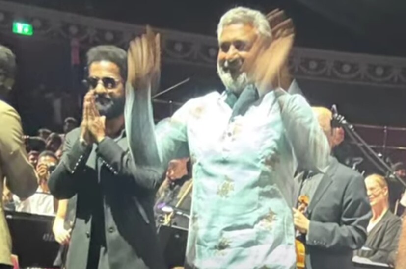  ഇതിന് പിന്നാലെ ബൗണ്‍സര്‍മാര്‍ ജൂനിയര്‍ എന്‍ടിആറിനെ സ്ഥലത്ത് നിന്നും മാറ്റുന്നതും വീഡിയോയില്‍ കാണാം. അതേസമയം, ലണ്ടനില്‍ നടന്ന ആര്‍ആര്‍ആര്‍ ആഘോഷത്തില്‍ രാം ചരണും, എസ്എസ് രാജമൗലിയും പങ്കെടുത്തിരുന്നു.