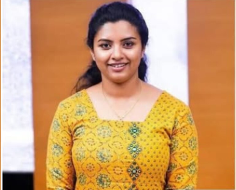  ജയ് ഭീം എന്ന സിനിമയിലൂടെയാണ് തെന്നിന്ത്യയിൽ ലിജിമോൾ ശ്രദ്ധേയമാകുന്നത്. മലയാളത്തിലും നടി അഭിനയം ഇപ്പോഴും കാഴ്ചവെയ്ക്കുന്നുണ്ട്. പൊന്മാൻ എന്ന ചിത്രത്തിലെ നടിയുടെ അഭിനയത്തിനും ഏറെ പ്രശംസ ലഭിച്ചിരുന്നു. പക്ഷെ, തന്റെ വ്യക്തി ജീവിതത്തെ കുറിച്ച് ലിജോമോൾ അപൂർവ്വമായി മാത്രമായാണ് സംസാരിക്കാറുള്ളത്. കുട്ടിക്കാലത്ത് തന്റെ ജീവിതത്തിലുണ്ടായ മാറ്റങ്ങളെ കുറിച്ചും അമ്മയുടെ രണ്ടാം വിവാഹത്തെ കുറിച്ചും ഒരു യൂട്യൂബ് ചാനലിന് നൽകിയ അഭിമുഖത്തിൽ സംസാരിക്കുകയാണ് ലിജോമോൾ.