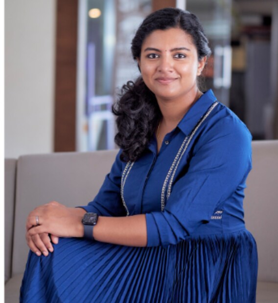  എനിക്ക് ഒന്നര വയസ്സുള്ളപ്പോൾ അച്ഛൻ മരിച്ചതാണ്. ആ സമയത്ത് അമ്മ എന്റെ അമ്മ മൂന്ന് മാസം ​ഗർഭിണിയായിരുന്നു. എന്റെ ജീവിതത്തിൽ അച്ഛൻ എന്നൊരാൾ ഉണ്ടായിരുന്നില്ല. അതെന്താണെന്നും എനിക്ക് അറിയില്ല. എന്റെ 10 വയസ്സുവരെയും അങ്ങനെ തന്നെയായിരുന്നു പോയിരുന്നത്. പിന്നീട്, എന്റെ പത്താമത്തെ വയസിലാണ് ഇപ്പോൾ ഞാൻ അച്ഛനെന്ന് പറയുന്ന ഇചാച്ഛൻ ജീവിതത്തിലേക്ക് വരുന്നത്. രണ്ടാനച്ഛൻ എന്നു പറയാനും എനിക്ക് താല്പര്യമില്ലെന്നാണ് ലിജോ മോൾ പറയുന്നത്.