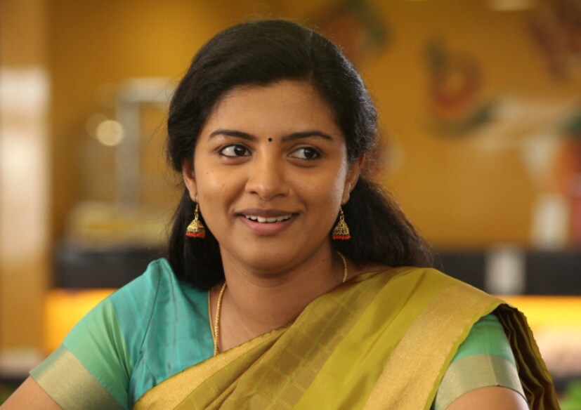  എനിക്ക് 10 വയസ്സിൽ ഇച്ചാച്ഛനെ അം​ഗീകരിക്കാൻ ബുദ്ധിമുട്ടായിരുന്നു. അമ്മ രണ്ടാമത് വിവാഹം കഴിച്ചതും എനിക്ക് ഉൾക്കൊള്ളാനായില്ല. അതിന് മുമ്പും ഞാനും അമ്മയുമായിട്ട് ചെറിയൊരു അകലം ഉണ്ടായിരുന്നു. ഞാൻ വല്യമ്മച്ചിയുടെ കൂടെയാണ് ഉറങ്ങിയിരുന്നത്. സ്കൂൾ വിട്ട് വന്ന് പഠിപ്പിക്കുന്നതും അമ്മയായിരുന്നു. പക്ഷെ, ഉറങ്ങുന്നത് വല്യമ്മച്ചിയുടെ കൂടെയാണെന്ന് നടി ഓർത്തു.