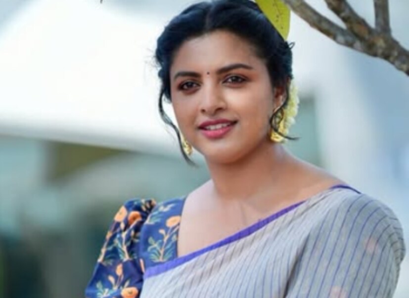  ഇച്ചാച്ഛൻ ഞങ്ങളുടെ ജീവിതത്തിലേക്ക് വന്നപ്പോഴായിരുന്നു ഞങ്ങൾ ആ വീട്ടിൽ നിന്നും വരുന്നത്. അമ്മ ട്രാൻസ്ഫർ വാങ്ങി പുതിയൊരു സ്ഥലത്തേക്ക് വന്നു. അമ്മ രണ്ടാമത് വിവാഹം ചെയ്തതിൽ എന്റെ അച്ഛന്റെ കുടുംബത്തിൽ കുറേ പേർക്ക് പ്രശ്നങ്ങളും ഉണ്ടായിരുന്നു. കസിൻസും ആന്റിയും അങ്കിളുമൊന്നും മിണ്ടില്ല. വെക്കേഷൻ സമയത്ത് എവിടെയും പോകാൻ വീടൊന്നുമില്ലെന്നും വിഷമത്തോടെ താരം പറയുന്നു.