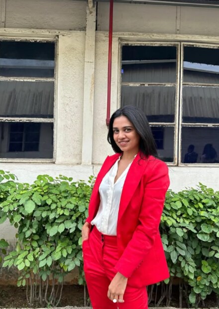  അഭിമാനമുള്ള കാര്യമെന്താണെന്ന് വെച്ചാൽ ഞങ്ങളുടെ വീട്ടിൽ‌ മാസവരുമാനമുള്ളത് അവൾക്ക് മാത്രമാണ്. അതായത് സ്ഥിരവരുമാനം. അത് വലിയ സന്തോഷമുള്ളൊരു കാര്യമാണ്. പിന്നെ അവൾ പഠനവും ജോലിയുമെല്ലാം ഒരുമിച്ച് കൊണ്ടുപോവുകയാണ് എന്നാണ് ദിലീപ് പറഞ്ഞത്.