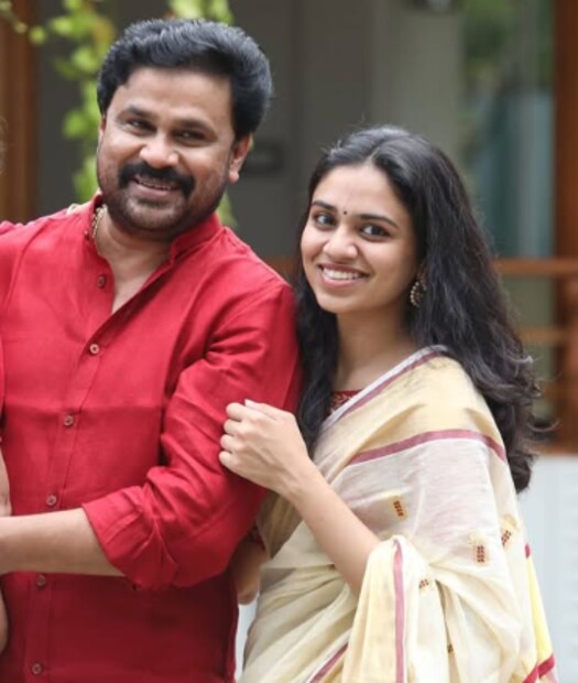  മലയാളികളുടെ പ്രിയപ്പെട്ട താരപുത്രിയാണ് മീനാക്ഷി ദിലീപ്. അച്ഛനും അമ്മയും സിനിമയിൽ തിളങ്ങിയെങ്കിലും മീനാക്ഷി എന്നും ഇഷ്ടപ്പെട്ടിരുന്നത് പഠനത്തെയാണ്. കുഞ്ഞിലെ മുതൽ പഠനത്തിൽ ശ്രദ്ധകേന്ദ്രീകരിച്ച മീനാക്ഷി ഇപ്പോൾ ഡോക്ടറാണ്. മകളുടെ താല്പര്യത്തിനനുസരിച്ച് ദിലീപും കൂടെനിന്നു.
