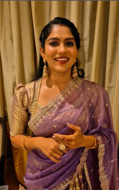  ഭാവിയിൽ തന്റെ മക്കൾക്ക് സ്വന്തം കൈകൊണ്ട് ഭക്ഷണം പാകം ചെയ്തു കൊടുക്കുക എന്നതാണ് തന്റെ വലിയ ആ​ഗ്രഹം. അമ്മയാകുക എന്നത് വലിയ ഇഷ്ടമുള്ള കാര്യമാണെന്നും നടി പറഞ്ഞു. ഭർത്താവിനും മക്കൾക്കും ഇഷ്ടപ്പെട്ട സാധനങ്ങൾ പാചകം ചെയ്തു കൊടുത്തും വലിയ സ്ഥാനങ്ങളിൽ ഇരിക്കുന്ന സ്ത്രീകളുണ്ട്. താനും ആ​ഗ്രഹിക്കുന്നത് അങ്ങനെയൊരു സ്ത്രീ ആകാനാണെന്ന് നടി പറഞ്ഞു.