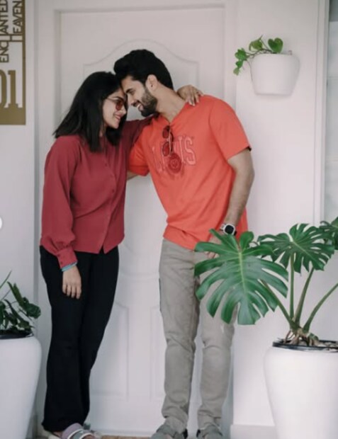 കഴിഞ്ഞ വർഷമായിരുന്നു മോഡലും സീരിയൽ നടനുമായി പ്രേം ജേക്കബ്ബുമായി സ്വാസിക വിവാഹിതയായത്. തനിക്ക് കരിയറും കുടുംബ ജീവിതവും ഒന്നിച്ചു ബാലൻസ് ചെയ്ത് കൊണ്ടു പോകാനാണ് ഇഷ്ടമെന്നാണ് സ്വാസിക പറയുന്നത്. സമയം കിട്ടുമ്പോഴെല്ലാം പ്രേമിന് ആഹാരം ഉണ്ടാക്കി കൊടുക്കാറുണ്ടെന്നും അതിൽ താൻ സന്തോഷം കണ്ടെത്തുന്നുണ്ടെന്നുമാണ് നടിയുടെ വാക്കുകൾ. ഇങ്ങനെ ബാലൻസ് ചെയ്തു പോകുന്ന സത്രീകളെ ഇഷ്ടമെന്നാണ് താരം പറയുന്നത്.