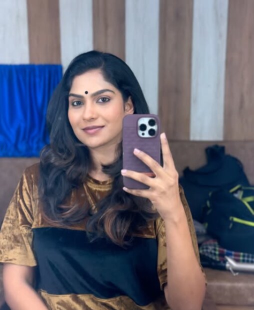  എന്റെ മക്കൾക്ക് ഞാൻ തന്നെ ഭക്ഷണം ഉണ്ടാക്കിക്കൊടുക്കണം എന്നാണ് എന്റെ ആഗ്രഹം. നന്നായി കുക്ക് ചെയ്യാൻ പറ്റുമോ എന്നറിയില്ല. എന്റെ ആഗ്രഹമാണത്. ഫാമിലി പ്ലാനിങ്ങിനെക്കുറിച്ച് കല്യാണത്തിന് മുമ്പേ ഞങ്ങൾ സംസാരിച്ചതാണെന്നും നടി പറഞ്ഞു. അമ്മയാകാൻ എനിക്ക് ഭയങ്കര ഇഷ്ടമാണ്. കല്യാണം കഴിഞ്ഞിട്ട് ഒരു വർഷം ആയതേയുള്ളൂ. ചിലപ്പോൾ അടുത്ത വർഷമൊക്കെ ഉണ്ടാകുമെന്നും നടി കൂട്ടിച്ചേർത്തു.