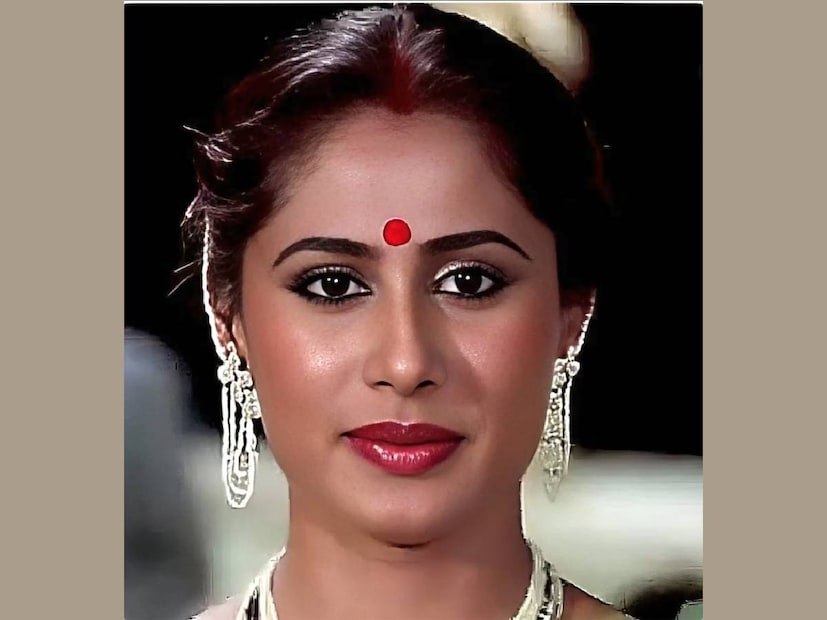 നാദിറ ബബ്ബറുമായി വിവാഹിതനായിരിക്കെയാണ് അന്നാളുകളിൽ ബോളിവുഡിൽ തിളങ്ങി നിന്നിരുന്ന നായിക നടി സ്മിത പാട്ടീലുമായുള്ള രാജ് ബബ്ബറിന്റെ പ്രണയവും വിവാഹവും. എന്നാൽ, മകന്റെ ജനനത്തോടെ സംഭവിച്ച അണുബാധയെ തുടർന്ന് സ്മിതാ പാട്ടീൽ വിടവാങ്ങി. അമ്മയുടെ മരണശേഷം അമ്മയുടെ മാതാപിതാക്കളുടെ തണലിലാണ് പ്രതീക് വളർന്നത്. രാജ് ബബ്ബർ പിൽക്കാലത്ത് ആദ്യഭാര്യ നാദിറയുമായി ഒത്തുചേർന്നു. ഈ വർഷത്തിന്റെ തുടക്കത്തിൽ മകൻ പ്രതീക് പ്രിയ ബാനർജിയെ വിവാഹം ചെയ്തു. എന്നാൽ, മകന്റെ വിവാഹത്തിൽ പിതാവ് പങ്കെടുത്തില്ല (തുടർന്ന് വായിക്കുക)