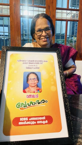  അമ്മയുടെ ഓരോ ദിവസത്തെ ആനന്ദവും പ്രതീക്ഷയുമെല്ലാം ഈ ജോലി തന്നെ ആയിരുന്നു. അമ്മയുടെ ഈ ജോലിയാണ് എന്നെ, ഞങ്ങളെ വളർത്തിയത് . ഇക്കാലമത്രയുമുള്ള ആത്മാർത്ഥ സേവനത്തിലൂടെ ഒരായിരം കുഞ്ഞുങ്ങളെ സ്നേഹിച്ചു ഊട്ടി വളർത്തിയ സമ്പാദ്യമാണ് അമ്മക്ക് കൈമുതൽ .അമ്മ എനിക്കെന്നും ആശ്ചര്യവും പ്രചോദനവുമാണ്....പൂക്കൾക്കിടയിൽ നിന്നും അമ്മ വീടണഞ്ഞെങ്കിലും ഓർത്തെടുക്കാൻ ഒരു വസന്തമത്രയും അമ്മയ്ക്കൊപ്പമുണ്ട് ഇത്രയും കൂടി :അങ്കണവാടി വർക്കർമാർക്ക് കേരള സർക്കാർ ഇപ്പോൾ ഒരു പാട് പരിഗണന നൽകുന്നുവെന്നത് സന്തോഷം പകരുന്നതാണ്. സർക്കാർ അഭിനന്ദനമർഹിക്കുന്നതുമാണ്. ഇനിയും കൂടുതൽ ശ്രദ്ധ അവർക്ക് നൽകി അവരുടേയും നമ്മുടെ കുഞ്ഞുങ്ങളുടെയും മുഖത്തെ പുഞ്ചിരി മായാതെ കാത്തു പോരേണ്ടതുണ്ട്.(Photo Credit: Vijilesh/Facebook)