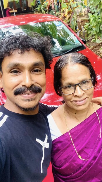  41 വർഷക്കാലം അങ്കണവാടി ഹെൽപ്പർ ആയി ജോലി ചെയ്ത അമ്മ സർവ്വീസിൽ നിന്നും പിരിയുന്ന വേളയിൽ ഹൃദയഹാരിയായ കുറിപ്പുമായി നടൻ വിജിലേഷ്. അമ്പതു രൂപ ശമ്പളത്തിൽ തുടങ്ങിയ ജോലിയിൽ പിരിയുമ്പോൾ ലഭിക്കുന്നത് 9000 രൂപയാണ്. പണ്ട് ആരും ഏറ്റെടുക്കാൻ മടിക്കുന്ന ജോലിയായിരുന്നു ഇതെന്നും എന്നാൽ അമ്മ വളരെ സന്തോഷത്തോടെയാണ് ഈ ജോലി ഏറ്റെടുത്തതെന്നും വിജിലേഷ് പറയുന്നു.പുലർച്ചെ 4.30 ന് എഴുന്നേറ്റ് വീട്ട് ജോലികളൊക്കെ തീർത്ത്‌ തിരക്ക് പിടിച്ചു അങ്കണവാടിയിലേക്കു ഓടുന്ന അമ്മയെ കണ്ടാണ് താൻ വളർന്നത്.(Photo Credit: Vijilesh/Facebook)