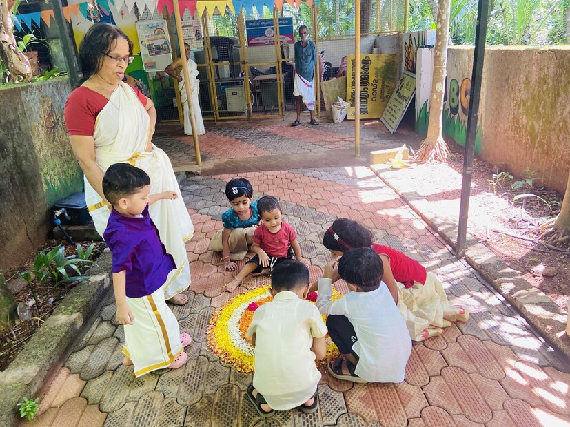 അവരെ പൂക്കളെ പോലെ ചിരിപ്പിച്ചും കിളികളെ പോലെ പാട്ടു പാടിച്ചും പിണക്കുമ്പോൾ ഇളം വെയിലായും നിലാവായും അവരിൽ നിറഞ്ഞ് കുഞ്ഞുവിരലുകളിൽ പിടിച്ച് അവരെ കഥകളുടെ, പാട്ടിൻ്റെ, കവിതകളുടെ മാസ്മരിക ലോകത്തേക്ക് നടത്തിക്കുന്നതും അവരിൽ സന്തോഷം കോരി നിറയ്ക്കുന്നതും കാണാൻ എന്ത് രസമാണ്. 40 വർഷം കൊണ്ട് വരുമാനത്തിൽ സാരമായ വ്യത്യാസങ്ങൾ വരുന്നില്ലെങ്കിലും ജോലിഭാരം കൂടുതലും ഉത്തരവാദിത്വം അതിൽ കൂടുതലുമാണ്. ‌‌‌അമ്മ ഒരു മടുപ്പും കൂടാതെയാണ് ഇക്കാലമത്രയും ജോലി ചെയ്തത് .(Photo Credit: Vijilesh/Facebook)