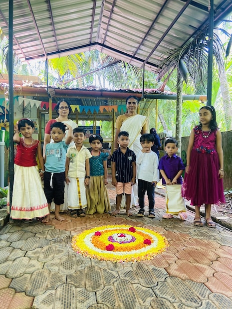  കുഞ്ഞുങ്ങൾക്കരികിലേക്കുള്ള ആ ഓട്ടത്തിൻ്റെ നേരത്ത് അമ്മയുടെ മുഖത്ത് നിറയുന്ന ഗൗരവം ഞാൻ കണ്ടിട്ടുണ്ട്. ഡിഗ്രി പഠനം ഞാൻ തിരഞ്ഞെടുത്തത് സംസ്കൃതമായിരുന്നു . തുടർന്ന് പിജിക്ക്‌ തീയേറ്ററും .തീയേറ്റർ പഠിച്ചിട്ട് എന്ത് ചെയ്യാനാണ് എന്ന് എല്ലാവരും ചോദിച്ചപ്പോഴും എന്റെ ഇഷ്ടം അതാണെന്ന് മനസ്സിലാക്കി എല്ലാ പിന്തുണയും നൽകി അമ്മ കൂടെ നിന്നു. വളരെ തുച്ഛമായ വരുമാനത്തിലാണ് അമ്മ ജോലിയാരംഭിച്ചത് . കിട്ടിയ പ്രതിഫലത്തേക്കാൾ , നൂറുക്കണക്കിന് കുഞ്ഞുങ്ങളുടെ ചിരിയും സ്നേഹവും കുസൃതിയുമൊക്കെ അമ്മയിൽ നിറച്ചത് മനുഷ്യത്വത്തിൻ്റെ തീരാത്ത തുളുമ്പലുകളാണ്. അതിൽ നിന്ന് ഞങ്ങൾ മക്കൾക്കും കിട്ടിയിട്ടുണ്ട് അലിവിൻ്റെ ഒരിക്കലും മങ്ങാത്ത വെളിച്ചം. ഉത്തരവാദിത്വം നിറഞ്ഞതും ഭാരിച്ചതുമായിരുന്നു അമ്മയുടെ ജോലി. അമ്മയെ പോലെ കുഞ്ഞുങ്ങൾക്കിടയിൽ ജീവിക്കുന്ന എല്ലാവരും ചെയ്യുന്ന സാമൂഹ്യ പ്രവർത്തനം വിലയിടാനാകാത്തതാണ്. .ഒരു കുഞ്ഞിന്റെ ഏറ്റവും പ്രധാനപ്പെട്ട കാലഘട്ടത്തെ ഏറ്റവും സുരക്ഷിതവും മനോഹരവുമായാണ് ഇവർ കൈകാര്യം ചെയ്യുന്നത്.(Photo Credit: Vijilesh/Facebook)