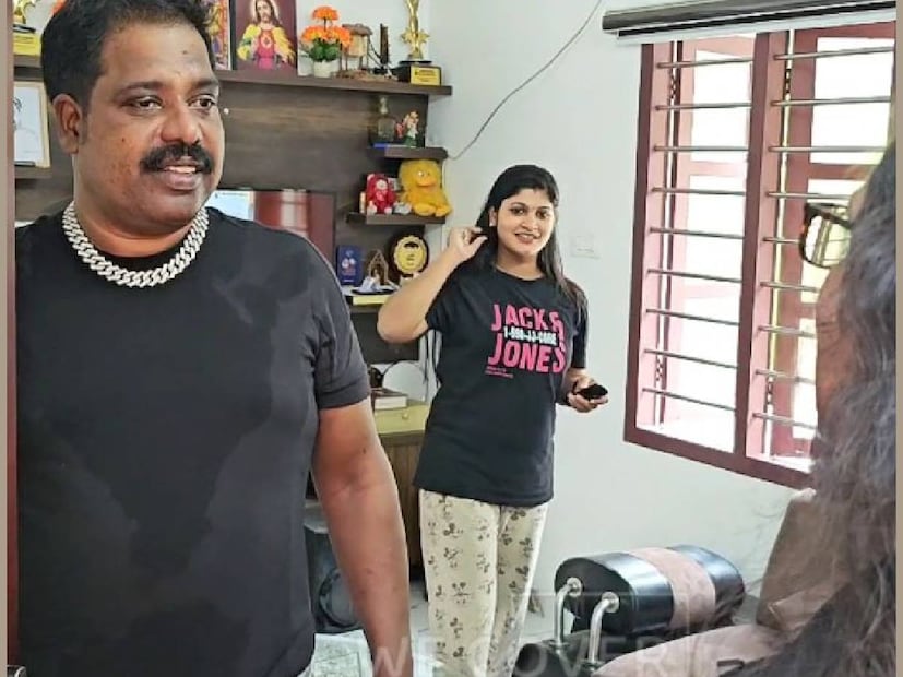 വിവാഹം കഴിഞ്ഞാൽ വിശേഷം എന്തുണ്ട് എന്ന് അന്വേഷിക്കുന്നവർക്ക് മുന്നിൽ വളരെ പെട്ടെന്ന് തന്നെ ഒരു വിശേഷം അവതരിപ്പിക്കുകയാണ് അച്ചായനും ആതിരയും. ഇനി അച്ചായനും ആതിരയും അമ്മയ്‌ക്കൊപ്പം താമസിക്കുക അവരുടെ പുതിയ വീട്ടിലായിരിക്കും. പുത്തൻ വീടിന്റെ പാലുകാച്ചൽ ചടങ്ങിന്റെ വീഡിയോ സോഷ്യൽ മീഡിയയിൽ വൈറലായി മാറിക്കഴിഞ്ഞു. വീട്ടിലേക്കുള്ള ഗൃഹപ്രവേശത്തിനു പള്ളിയിൽ നിന്നും പുരോഹിതൻ എത്തിച്ചേർന്നിരുന്നു. കയ്യിൽ കത്തിച്ചുവെച്ച മെഴുതിരിയുമായി അമ്മയാണ് അടുക്കളയിലേക്ക് ആദ്യ തിരിനാളം കൈമാറിയത്. സുഖമില്ലാത്ത വ്യക്തിയായതിനാൽ, അച്ചായനും ഭാര്യയും അമ്മയെ അനുഗമിച്ചു 