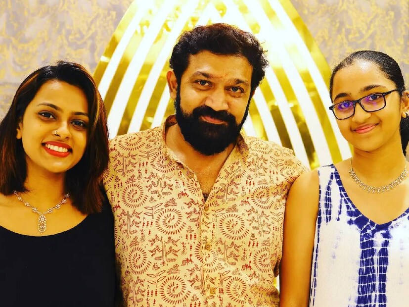 ചികിത്സയ്ക്കായി ഏകദേശം 30 ലക്ഷം രൂപ ആവശ്യമായിരുന്നു. കുടുംബത്തിന്റെ അനുമതിയോടു കൂടി ചികിത്സയ്ക്ക് ആവശ്യമായി വരുന്ന തുക സമാഹരിക്കാൻ ആത്മ തയാറായിരുന്നു. മാധ്യമങ്ങൾ വഴി വിഷ്ണുപ്രസാദിന്റെ അവസ്ഥ വിവരിച്ചു കൊണ്ട് വാർത്ത പ്രചരിച്ചു പോന്നു. പിതാവിനായി കരൾ പകുത്തു നൽകാൻ അദ്ദേഹത്തിന്റെ പെൺമക്കളിൽ ഒരാൾ തയാറായി മുന്നോട്ടു വന്നിരുന്നു. പലപ്പോഴും തന്റെ നിലപാടുകളുടെ കാര്യത്തിൽ വിഷ്ണുപ്രസാദ് മാധ്യമശ്രദ്ധ പിടിച്ചു പറ്റിയിരുന്നു. പ്രത്യേകിച്ചും ടി.വി. സീരിയലുകളിൽ പ്രതികരണശേഷി കുറഞ്ഞവരായി സ്ത്രീകളെ ചിത്രീകരിക്കുന്നതിനെതിരെ ഇദ്ദേഹം എടുത്ത നിലപാട് ശ്രദ്ധേയമായിരുന്നു. എന്നാൽ, സ്വന്തം ജീവിതത്തിൽ വിഷ്ണുപ്രസാദിന്റെ കുടുംബം കരുത്തരായ സ്ത്രീകളുടെ ഇടമാണ്