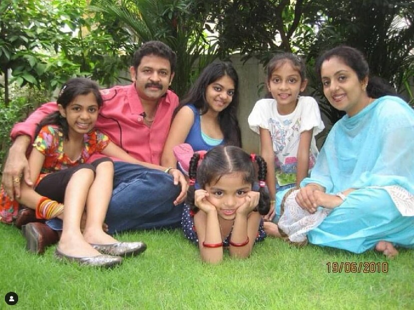 എന്നാൽ, തന്റെ 'സ്ത്രീ' എന്ന് പേരുള്ള വീട്ടിൽ കൃഷ്ണകുമാറും സിന്ധുവും അഹാന, ദിയ, ഇഷാനി, ഹൻസിക എന്നീ നാല് മക്കളെയും വളർത്തി വലുതാക്കി മിടുക്കരാക്കി. ഹൻസിക ഒഴികെ മറ്റു നാലുപേരും പിറന്നത് വാടക വീടുകളിൽ. മക്കൾ വലുതായപ്പോൾ, മൂത്തമകൾ അഹാന കൃഷ്ണ സിനിമയിലെത്തി. പിന്നാലെ ഇഷാനിയും ഹൻസികയും സിനിമയിൽ മുഖം കാണിച്ചു. ദിയ ബിസിനസിലേക്ക് തിരിഞ്ഞു. ഇനി ഈ വീട്ടിൽ സന്തോഷത്തിന്റെ നാളുകളാണ്. അതിനിടയിൽ തന്നെ വീണ്ടും വീണ്ടും ഇവരെ നേട്ടങ്ങൾ തേടിയെത്തുന്നു (തുടർന്നു വായിക്കുക)