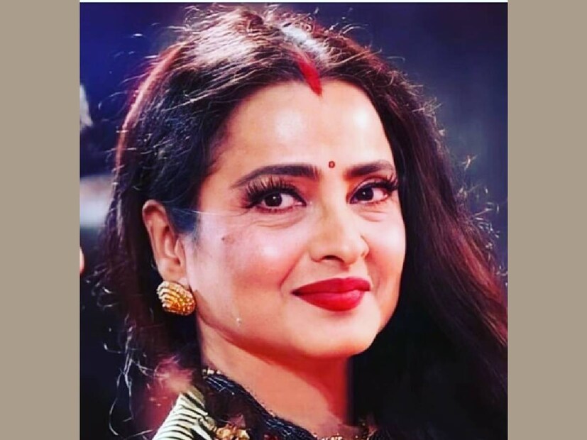 അമിതാഭ് ബച്ചൻ ഇതുവരെ നൽകിയതിൽ വച്ച് ഏറ്റവും മികച്ച അഭിനന്ദനത്തെക്കുറിച്ച് തുറന്നു പറഞ്ഞ രേഖ, അദ്ദേഹത്തോടൊപ്പം പ്രവർത്തിക്കാൻ കഴിയുന്നത് തന്നെ ഒരു അഭിനന്ദനമാണെന്ന് പറഞ്ഞു. 'അദ്ദേഹം അറിഞ്ഞോ അറിയാതെയോ എനിക്ക് നൽകിയ ഒരേയൊരു അഭിനന്ദനം അദ്ദേഹത്തെപ്പോലുള്ള ഒരു മികച്ച നടനോടൊപ്പം പ്രവർത്തിക്കാൻ എനിക്ക് അവസരം നൽകി എന്നതാണ്. എനിക്ക് ലഭിച്ചതിൽ വച്ച് ഏറ്റവും വലിയ അഭിനന്ദനമാണിത്,' രേഖ പറഞ്ഞു