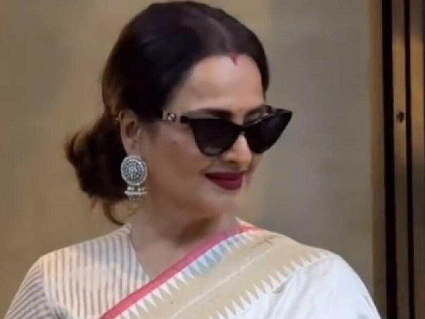 'ഞാൻ അദ്ദേഹത്തോട് യോജിക്കുന്നു.' അവർ തുടർന്നു, 'ഞങ്ങൾ ഒരുമിച്ച് പ്രവർത്തിക്കാൻ തുടങ്ങിയപ്പോൾ, ഞങ്ങൾ വളരെ മികച്ച കാലഘട്ടത്തിലായിരുന്നു. ഓരോരുത്തരും മറ്റൊരാളിൽ അവരുടേതായ മതിപ്പ് സൃഷ്ടിച്ചു. ആ ദിവസങ്ങളിൽ ഒരു ജനക്കൂട്ടത്തെ മുകളിൽ നിന്നും നോക്കിയാൽ, അമിതാഭ് ബച്ചന്റെ ഹെയർസ്റ്റൈലുള്ള ഒരു കടൽ കാണാൻ കഴിയും. എന്റെ കരിയറിന്റെ ആദ്യഘട്ടത്തിൽ, ഇത്രയും വർഷക്കാലം, ഞാൻ അദ്ദേഹത്തോടൊപ്പം 10 സിനിമകളിൽ പ്രവർത്തിച്ചിട്ടുണ്ട്. അദ്ദേഹം എങ്ങനെ സ്വാധീനിക്കാതിരിക്കും?' അവർ കൂട്ടിച്ചേർത്തു