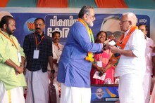 ഉമ്മൻ ചാണ്ടിയുടെ പ്രൈവറ്റ് സെക്രട്ടറിയായിരുന്ന എൻ ബി രാജ​ഗോപാൽ ബിജെപിയിൽ ചേർന്നു