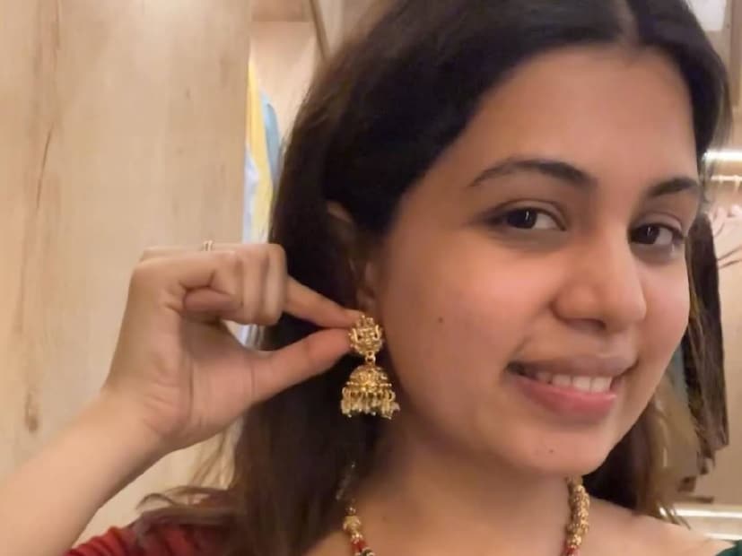 കൃഷ്ണകുമാറിന്റെയും സിന്ധുവിന്റെയും രണ്ടാമത്തെ മകളാണ് ദിയ കൃഷ്ണ എന്ന ഓസി. മക്കളിൽ പൊതുവെ കൂൾ ഗേൾ ആയ കുട്ടി ദിയ കൃഷ്ണയാണ് എന്ന് അമ്മയും സഹോദരിമാരും പലപ്പോഴും സമ്മതിച്ചിട്ടുണ്ട്. ഒരു വഴക്കുണ്ടായാൽ പോലും, ദിയ കുറച്ചു കഴിഞ്ഞ് അത് മറക്കും. ആ പക്വത കൊണ്ടാവണം, സഹോദരിമാരിൽ ആദ്യം തന്നെ കുടുംബജീവിതം നയിക്കാൻ ദിയ കൃഷ്ണ പുറപ്പെട്ടത്. അശ്വിൻ ഗണേഷുമായി പ്രണയവിവാഹമായിരുന്നു. ഇരുവരും ഒരേ നാട്ടുകാരാണ് (തുടർന്ന് വായിക്കുക)