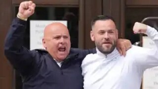 ഇംഗ്ലണ്ടിലെ കോടതിയ്ക്ക് പുറത്ത് പിതാവിനൊപ്പം വലതുവശത്ത് റെഡറിക് ഡോ
