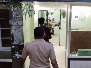പ്രതിയുമായി പോലീസ്