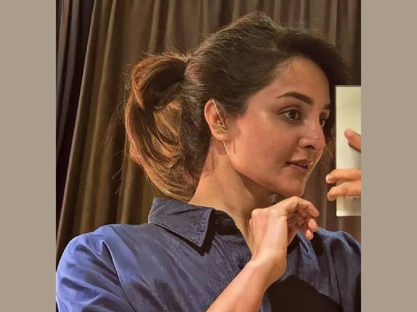 പഴയ കാലത്തെ മുത്തശ്ശിമാരുടെയും മറ്റും കാതിൽ കിടന്നിരുന്ന വലിയ കർണാഭരണങ്ങളുമായി സമാനതയുള്ള ഇയർ കഫ് ആയിരുന്നു മഞ്ജു വാര്യർ ധരിച്ചത്. മഞ്ജുവിന്റെ കാതിലെ ആ 'ഈർക്കിൽ' നന്നായിരിക്കുന്നു എന്ന് പോലും ചിലർ കമന്റ് ചെയ്തു. പണ്ടുമുതലേ മലയാള സിനിമയിൽ ഒരു നായിക തുടങ്ങിവച്ച ട്രെൻഡ് മറ്റൊരാളിലൂടെ തുടർന്നുപോകുന്ന പതിവുണ്ടായിരുന്നു. ഇവിടെയും അക്കാര്യത്തിൽ മുടക്കമില്ല. നവ്യ നായരും ഇയർ കഫിൽ ഒന്ന് കൈവെക്കാം തീരുമാനിച്ചുറപ്പിച്ച വരവാണ്. കഴിഞ്ഞ ദിവസം തനിക്ക് സമ്മാനം കിട്ടിയ ഇയർ കഫുകളുടെ ചിത്രം നവ്യ ഇൻസ്റ്റഗ്രാം സ്റ്റോറിയിൽ പോസ്റ്റ് ചെയ്തു