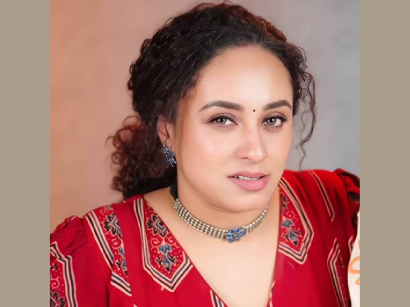 ഭാര്യയാണോ എന്ന് ചോദിച്ചാൽ ഭാര്യയാണ്, അമ്മയാണോ എന്ന് ചോദിച്ചാലും അതേ. ഇതിനിടയിൽ അവതാരകയും പെർഫോമറും ഒക്കെയായി തന്റെ സമയം ഗംഭീരമായി വിനിയോഗിക്കാൻ പേളി തിരക്കുകൾക്കിടയിലും സമയം കണ്ടെത്തുന്നു. കഴിഞ്ഞ ദിവസം ബോളിവുഡ് സംവിധായകൻ കരൺ ജോഹറിന്റെ ഒപ്പമുള്ള ചിത്രങ്ങൾ പേളി മാണി പോസ്റ്റ് ചെയ്തിരുന്നു. യൂട്യൂബ് ക്രിയേറ്റർമാരുടെ സമ്മേളനത്തിൽ പങ്കെടുക്കാൻ പോയതാണ് പേളി മാണി. അവിടെ വച്ചാണ് കരൺ ജോഹറുമായുള്ള കൂടിക്കാഴ്ച. യൂട്യൂബിന്റെ നേതൃത്വത്തിലാണ് ഈ കൂടിക്കാഴ്ച അരങ്ങേറിയത് (തുടർന്ന് വായിക്കുക)