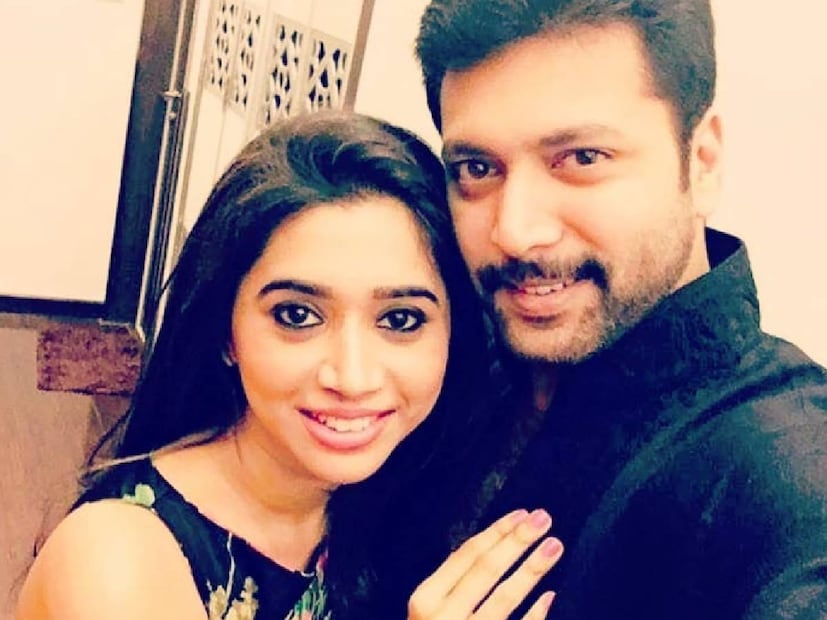 പ്രയാസകരമായ വർഷങ്ങൾ എന്ന് വിളിക്കപ്പെടുന്ന കാലഘട്ടത്തിൽ പോലും, ഭർത്താവിന്റെ മാതാപിതാക്കൾ ഉൾപ്പെടെ ചേർന്ന സുഖദുഃഖങ്ങൾ നിറഞ്ഞ ജീവിതം നയിച്ചിരുന്നു. സോഷ്യൽ മീഡിയയിൽ അതിനു തെളിവുണ്ട്. ചെരുപ്പ് പോലും ഇടാതെ വീട്ടിൽ നിന്നും ഇറങ്ങിപ്പോയി എന്ന രവി മോഹന്റെ പരാമർശത്തിന്, അദ്ദേഹം ബ്രാൻഡഡ് സ്‌നീക്കേഴ്‌സ്, വസ്ത്രം, വാലറ്റ് , റേഞ്ച് തുടങ്ങി എടുക്കാൻ ആഗ്രഹിച്ച മറ്റെല്ലാ സാധനങ്ങളും എടുത്തിരുന്നു എന്ന് ആരതി. നാടുകടത്തിയില്ല. അദ്ദേഹം കരുതിക്കൂട്ടിയ പദ്ധതിയോടെ പുറത്തേക്ക് പോവുകയായിരുന്നു