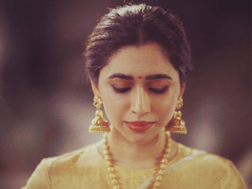 കുട്ടികളിൽ നിന്ന് അകറ്റി നിർത്തിയിട്ടുണ്ടെന്ന അവകാശവാദങ്ങൾ ഉയർത്തുമ്പോൾ അവരുടെ പിതാവ് ഇന്നുവരെ അവരുടെ സംരക്ഷണം ആവശ്യപ്പെട്ടിട്ടില്ല. കുട്ടികൾക്ക് പരിക്കേൽക്കാത്ത ചെറിയ കാർ അപകടത്തിൽ, വാഹനം വീണ്ടും ഉപയോഗയോഗ്യമാക്കുന്നതിന് തങ്ങൾ ഇൻഷുറൻസ് സഹായം തേടി. അവരുടെ പിതാവ് വിദേശത്തായതിനാലും, തങ്ങൾ നേരിട്ട് ഓഫീസിലേക്ക് പോയി. പക്ഷേ ഒരു ബൗൺസർ അവരെ തിരിച്ചയച്ചു. ആറടി ഉയരമുള്ള ഒരു പുരുഷനെ 5 അടി 2 ഇഞ്ച് ഉയരമുള്ള ഒരു സ്ത്രീ ബന്ദിയാക്കി എന്ന് സങ്കൽപ്പിക്കുന്നത് ദാരുണമല്ല, അത് തമാശയാണ്. അയാളുടെ ജോലിയും ജീവിതവും നിലനിർത്താൻ 15 വർഷത്തേക്ക്, തന്റെ കരിയറിനെയും സ്വപ്നങ്ങളെയും ഉപേക്ഷിക്കാൻ അയാൾ ആവശ്യപ്പെട്ടു. ആജീവനാന്ത സുരക്ഷ വാഗ്ദാനം ചെയ്തു. ആ വാഗ്ദാനം ലംഘിക്കപ്പെട്ടു. ഓരോ സാമ്പത്തിക തീരുമാനവും തങ്ങൾ ഒരുമിച്ച് എടുത്തതാണ്. അതിന്റെയെല്ലാം രേഖകൾ സൂക്ഷിച്ചിട്ടുണ്ട്. ആ വസ്തുതകൾ കോടതിയിൽ അവതരിപ്പിക്കും എന്ന് ആരതി