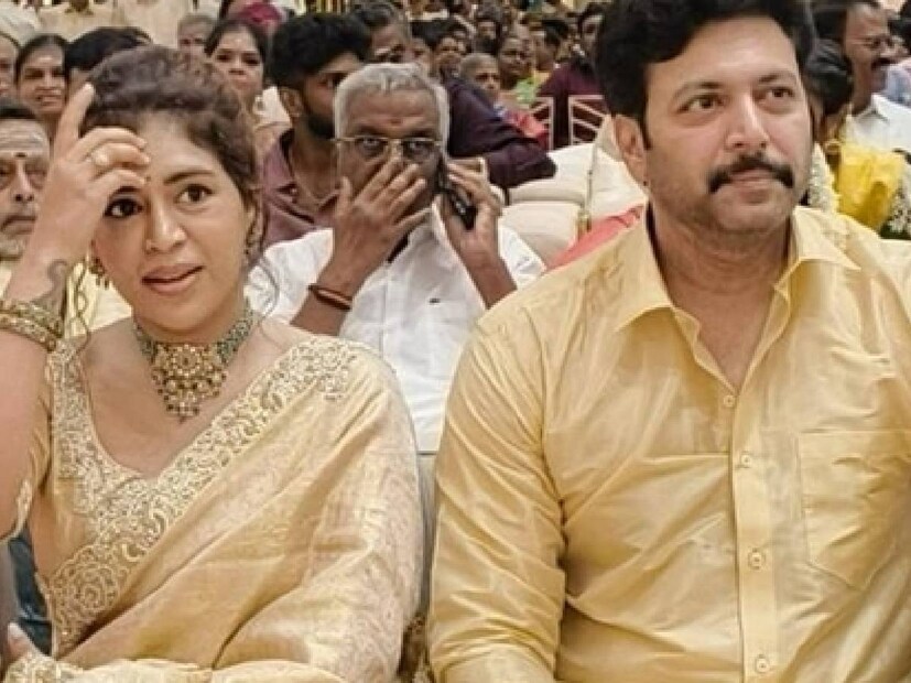 വിവാഹവേദിയിൽ നിന്നും പുറത്തുകടക്കുന്ന വേളയിൽ രവി മോഹൻ മുന്നിലും കെനിഷാ ഫ്രാൻസിസ് പിന്നിലുമായാണ് നടന്നിറങ്ങുന്നത്. ഇവർക്ക് പോകാനുള്ള കാർ അവിടെ സ്റ്റാർട്ട് ചെയ്തു നിർത്തിയിട്ടുണ്ട്. എന്നാൽ, കെനിഷയെ കൈപിടിച്ച് കാറിലേക്ക് കയറ്റുകയാണ് രവി മോഹൻ ഇവിടെ. ഈ ദൃശ്യം മറ്റു വീഡിയോകളെക്കാൾ കൂടുതൽ വൈറലായി മാറിക്കഴിഞ്ഞു. ഇവരുടെ വേഷവിധാനത്തിലും പലരും സമാനത ചൂണ്ടിക്കാട്ടിയിരുന്നു. ഇരുവരും ഗോൾഡൻ നിറത്തിലെ വസ്ത്രം അണിയാൻ ശ്രദ്ധിച്ചിരുന്നു. രവി മോഹൻ ഗോൾഡൻ ഷർട്ടും മുണ്ടും അണിഞ്ഞപ്പോൾ കെനിഷ ഫ്രാൻസിസ് ഗോൾഡൻ നിറത്തിലെ സാരി അണിഞ്ഞിരുന്നു