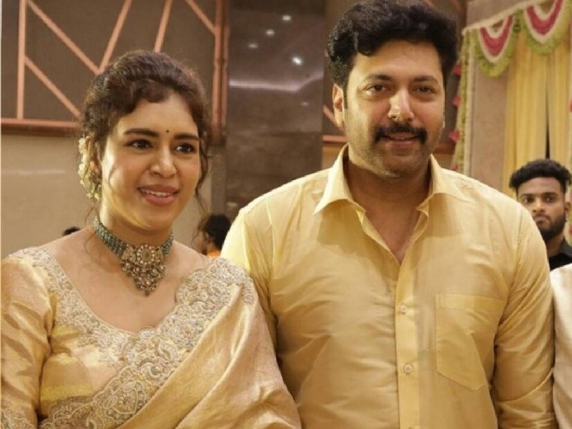 വിവാഹത്തിൽ ഇവർ പലയിടങ്ങളിലും ഒന്നിച്ചുണ്ടായിരുന്നു എന്നതാണ് സംശയത്തിന്റെ ആക്കം കൂട്ടിയത്. ഫോട്ടോഷൂട്ട് ഒരുക്കിയിരുന്ന സ്ഥലത്ത് രവി മോഹൻ നിൽക്കുമ്പോൾ, അദ്ദേഹം കെനിഷയെ കൂടി ക്ഷണിച്ചു വരുത്തുന്നുണ്ട്. പിന്നീട് ഇവർ ചേർന്ന് നിന്നാണ് ഫോട്ടോയ്ക്ക് പോസ് ചെയ്യുന്നതും. വിവാഹവേദിയിൽ അതിഥികൾക്കിടയിൽ ഇരുന്നതും ഒന്നിച്ചായിരുന്നു. പരിചയക്കാരോട് ഇരുവരും ചേർന്ന് കുശലാന്വേഷണം നടത്തുന്നുമുണ്ട്.വിവാഹം കഴിഞ്ഞ് ഇറങ്ങുന്ന വേളയിലുമുണ്ട് ഇവരുടെ അടുപ്പം സൂചിപ്പിക്കുന്ന നിമിഷം