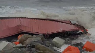 ആറാട്ടുപുഴയിൽ‌ അടിഞ്ഞ കണ്ടെയ്നർ