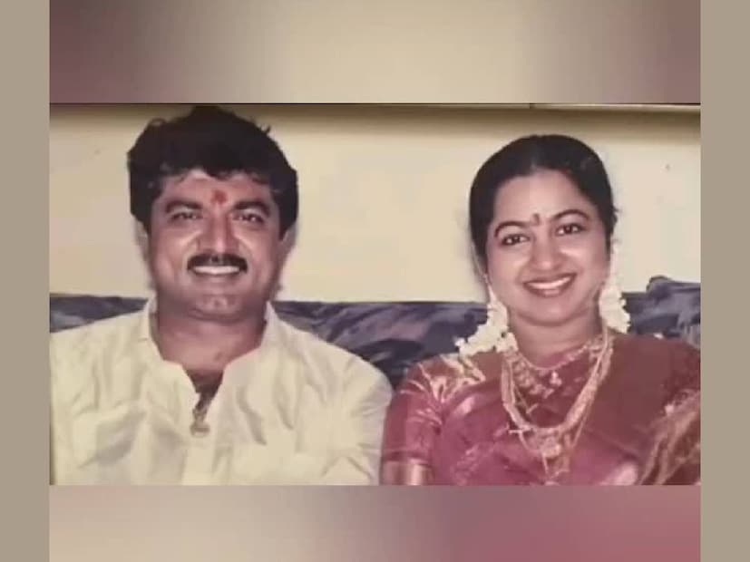 ശരത്കുമാറും അദ്ദേഹത്തിന്റെ ഭാര്യ രാധികയുമായി ഊഷ്മളമായ ഒരു ബന്ധം സൂക്ഷിക്കുന്ന വ്യക്തിയാണ് വരലക്ഷ്മി. വിവാഹം ഉറപ്പിച്ച വേളയിൽ വിവാഹം ക്ഷണിക്കാൻ രാധികയാണ് വരലക്ഷ്മിയുടെ ഒപ്പം അതിഥികളെ കാണാൻ പോയതും. വരലക്ഷ്മിയുടെ വിവാഹത്തിന് സ്വന്തം അമ്മയും രാധികയും ഒന്നിച്ച് ഒരേ ഫ്രയിമിൽ നിന്ന കാഴ്ചയും താരലോകത്തിനു കൗതുകമായി. 2000ത്തിലാണ് വരലക്ഷ്മിയുടെ അമ്മ ഛായയിൽ നിന്നും നടൻ ശരത്കുമാർ വിവാഹമോചനം നേടിയത്. 2001ൽ രാധികയെ അദ്ദേഹം വിവാഹം ചെയ്തു (തുടർന്ന് വായിക്കുക)