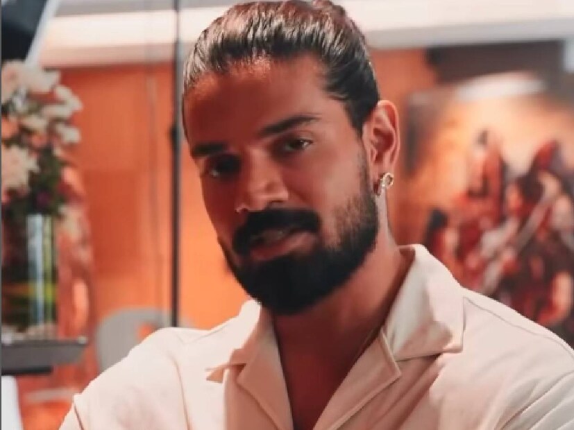 അമ്മ സറീനയെ തന്റെ പിതാവ് ആദിത്യ പഞ്ചോളി ഒരിക്കലും ജോലി ചെയ്യുന്നതിൽ നിന്നും വിലക്കിയിരുന്നില്ല എന്ന് സൂരജ് പഞ്ചോളി. എന്നാൽ, നടി കങ്കണ റണൗത്തുമായുള്ള അദ്ദേഹത്തിന്റെ വിവാഹേതരബന്ധം വാർത്താ തലകെട്ടുകളിൽ ശ്രദ്ധ നേടിയിരുന്നു. വളരെ ചെറിയ പ്രായം മുതലേ കങ്കണയെ മെന്റർ ചെയ്തത് ആദിത്യ പഞ്ചോളിയായിരുന്നു. അടുത്തിടെ നയൻദീപ് രക്ഷിതുമായുള്ള അഭിമുഖത്തിൽ സറീന അതേക്കുറിച്ച് തുറന്നു സംസാരിക്കുകയും ചെയ്തു. തുടക്കത്തിൽ ഭർത്താവിന്റെ ബന്ധങ്ങളെക്കുറിച്ച് വായിക്കുമ്പോൾ മോശമായി തോന്നിയിരുന്നു എന്ന് സറീന 