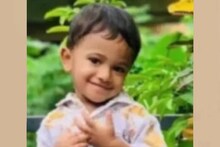 മലപ്പുറത്ത് നിർത്തിയിട്ട കാർ ഉരുണ്ടിറങ്ങി ദേഹത്ത് കയറി; ബന്ധുവീട്ടിൽ വിരുന്നെത്തിയ രണ്ടര വയസ്സുകാരൻ മരിച്ചു