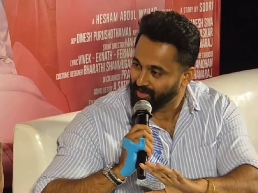 വളരെ വർഷങ്ങൾക്ക് മുൻപുണ്ടായ 'തരംഗം' എന്ന സിനിമയിൽ ഒന്നിച്ചഭിനയിച്ചവരാണ് ഉണ്ണി മുകുന്ദനും ടൊവിനോ തോമസും, ഇരുവരും അക്കാലങ്ങളിൽ സ്റ്റാർഡം എത്തിപ്പിടിച്ചു വരുന്നതേയുണ്ടായിരുന്നുള്ളൂ. ഇതിൽ ഉണ്ണി മുകുന്ദന്റേത് അതിഥി വേഷമായിരുന്നു. 'തരംഗം' ബോക്സ് ഓഫീസിൽ വലിയ ചലനങ്ങൾ സൃഷ്‌ടിച്ചില്ലെങ്കിലും, മലയാളത്തിന്റെ രണ്ടു യുവനായകന്മാരെ ഒന്നിച്ചുകൊണ്ടുവന്ന ചിത്രം എന്ന പേരിൽ ഈ സിനിമ ഓർക്കപ്പെടും. എന്നാൽ, ഉണ്ണി- ടൊവിനോ സൗഹൃദം വീണ്ടും സിനിമയിൽ തെളിഞ്ഞു വന്നു 