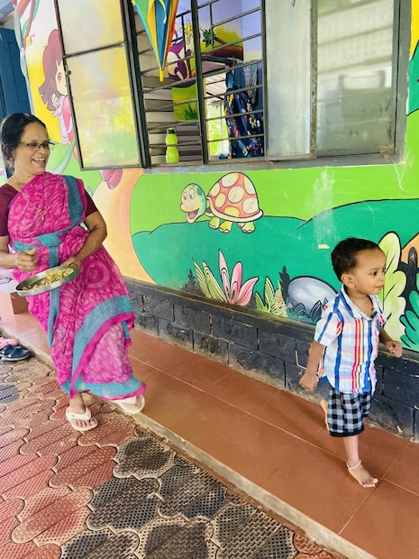  വിജിലേഷ് പങ്കുവെച്ച കുറിപ്പിന്റെ പൂർണ്ണരൂപം: നാല്പത്തിയൊന്ന് വർഷത്തെ സർവീസിന് ശേഷം 'അമ്മ അങ്കണവാടി ഹെൽപ്പർ ജോലിയിൽ നിന്ന് വിരമിച്ചു. .നാല് പതിറ്റാണ്ടായി തുടരുന്ന അമ്മയുടെ ദിനചര്യയിൽ നിന്നും ഇനി വിശ്രമജീവിതത്തിലേക്ക് .. അമ്പതു രൂപ ശമ്പളത്തിൽ തുടങ്ങിയ ജോലിയാണ്. പിരിയുമ്പോൾ ഒമ്പതിനായിരം രൂപയായി അത് മാറി. പണ്ട്, ആരും ഏറ്റെടുക്കാൻ മടിച്ചിരുന്ന ജോലിയായിരുന്നു. കുഞ്ഞുങ്ങളെ നോക്കുക എന്ന ഉത്തരവാദിത്വം നിറഞ്ഞ ജോലിയെ ഏറ്റവും സന്തോഷത്തോടെയാണ് അമ്മ സ്വീകരിച്ചത്. പുലർച്ചെ 4.30 ന് എഴുന്നേറ്റ് വീട്ട് ജോലികളൊക്കെ തീർത്ത്‌ തിരക്ക് പിടിച്ചു അങ്കണവാടിയിലേക്കു ഓടുന്ന അമ്മയെ കണ്ടാണ് ഞാൻ വളർന്നത്.(Photo Credit: Vijilesh/Facebook)