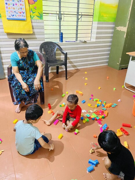  കുഞ്ഞുങ്ങൾക്കരികിലേക്കുള്ള ആ ഓട്ടത്തിൻ്റെ നേരത്ത് അമ്മയുടെ മുഖത്ത് നിറയുന്ന ഗൗരവം താൻ കണ്ടിട്ടുണ്ട്. ഉത്തരവാദിത്വം നിറഞ്ഞതും ഭാരിച്ചതുമായിരുന്നു അമ്മയുടെ ജോലി. അമ്മയെ പോലെ കുഞ്ഞുങ്ങൾക്കിടയിൽ ജീവിക്കുന്ന എല്ലാവരും ചെയ്യുന്ന സാമൂഹ്യ പ്രവർത്തനം വിലയിടാനാകാത്തതാണെന്നും വിജിലേഷ്. അങ്കണവാടി വർക്കർമാർക്ക് കേരള സർക്കാർ ഇപ്പോൾ ഒരു പാട് പരിഗണന നൽകുന്നുവെന്നത് സന്തോഷം പകരുന്നതാണെന്നും സർക്കാർ അഭിനന്ദനമർഹിക്കുന്നതുമാണെന്നും നടൻ കുറിച്ചു.(Photo Credit: Vijilesh/Facebook)