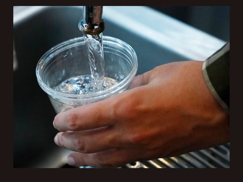  ജലത്തിലെ ലഹരി മൂലമോ(water intoxication) ജലവിഷബാധ ( water poisoning) മൂലമോ ആണ് ആഷ്‌ലി മരിച്ചതെന്ന് ഡോക്ടർമാർ പറയുന്നു. വൃക്കകൾക്ക് നീക്കം ചെയ്യാൻ കഴിയുന്നതിനേക്കാൾ കൂടുതൽ വെള്ളം ശരീരം ആഗിരണം ചെയ്യുമ്പോഴാണ് ഈ അവസ്ഥ ഉണ്ടാകുന്നത്. ഇത് രക്തത്തിലെ പ്രധാന ധാതുക്കളുടെ സന്തുലിതാവസ്ഥയെ തകിടം മറിക്കുന്ന അവസ്ഥയാണ്. കുറഞ്ഞ സമയത്തിനുള്ളിൽ അമിതമായ അളവിൽ വെള്ളം ശരീരത്തിലെത്തുമ്പോഴാണ് ജല വിഷബാധ അല്ലെങ്കിൽ അമിത ജലാംശം എന്നറിയപ്പെടുന്ന ജല ലഹരി എന്ന അവസ്ഥ ഉണ്ടാകുന്നത്. സാധാരണയായി, നിങ്ങളുടെ വൃക്കകൾക്ക് മണിക്കൂറിൽ 0.8 മുതൽ 1 ലിറ്റർ വരെ വെള്ളം ഫിൽട്ടർ ചെയ്ത് നീക്കാനാണ് സാധിക്കുക.