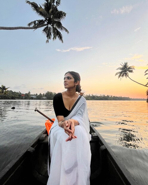 South Indian divas in sarees, saree fashion, South Indian actresses, Malavika Mohanan saree, Sobhita Dhulipala saree, Keerthy Suresh saree, Rashmika Mandanna saree, Trisha Krishnan saree, Handloom Sarees, actress in Handloom Sarees, Handloom Saree collection ,how to wear Handloom Sarees, celebrity news, കൈത്തറി സാരി, കൈത്തറി സാരിയിൽ നടിമാർ ,കൈത്തറി സാരി വില ,കൈത്തറി സാരി എങ്ങനെ ഉടുക്കാം ,കൈത്തറി സാരി കളക്ഷൻ , ശോഭിത ധുലിപാല, ശോഭിത ധുലിപാല വൈറൽ ,ശോഭിത ധുലിപാല ഫോട്ടോസ് , മാളവിക മോഹനൻ, മാളവിക മോഹനൻ സാരി ,മാളവിക മോഹനൻ വൈറൽ , കീർത്തി സുരേഷ്, കീർത്തി സുരേഷ് വൈറൽ ,കീർത്തി സുരേഷ് സാരി ,സായ് പല്ലവി, സായ് പല്ലവി വൈറൽ ,സായ് പല്ലവി സാരി 