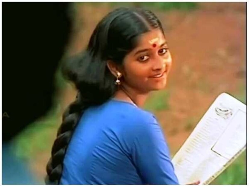  വിടരുന്നതിന് മുന്നെ കൊഴിഞ്ഞുപോകുന്ന ചില ജീവിതങ്ങളുണ്ട്. ഇന്ന് ജീവിച്ചിരുന്നെങ്കിൽ പ്രമുഖരായ പലരെയും പിന്നിലാക്കുന്ന താരങ്ങൾ. അത്തരത്തിൽ, ഒരുപാട് സ്വപ്നങ്ങളുമായി സിനിമയില്&#x200d; അലയാന്&#x200d; തയ്യാറായ ഒരു നടിയെയും കാലം കൊണ്ടുപോയിരുന്നു. ഇന്നും അവര്&#x200d;ക്ക് സ്വന്തം ആരാധകരുണ്ട്. ഇന്നും ആഘോഷിക്കുന്ന നടി ആരാണ്?